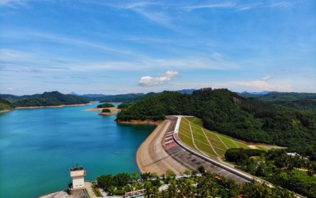 十座水库除险加固工程之一的儋州松涛水库主坝和溢洪道全貌