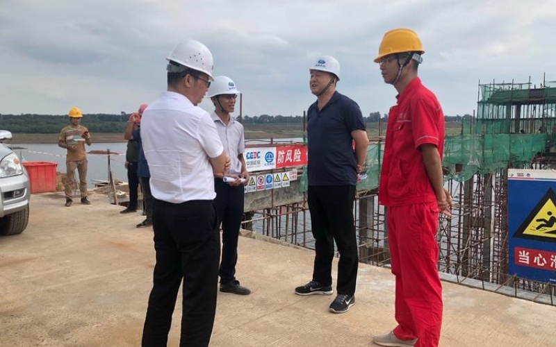 防风险保平安迎大庆—海南控股总经理 助理王世忠到凤圯水库等工地进行 国庆节前安全稳定工作检查