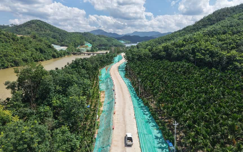 我为群众办实事  &mdash;&mdash;&ldquo;麻烦路&rdquo;成了&ldquo;便民路&rdquo; 企地同心铺就乡村振兴幸福坦途